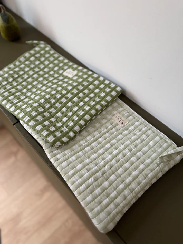 Pochette matelassée pour ordinateur en tissu blockprint, motif vichy vert kaki - Ysé kaki