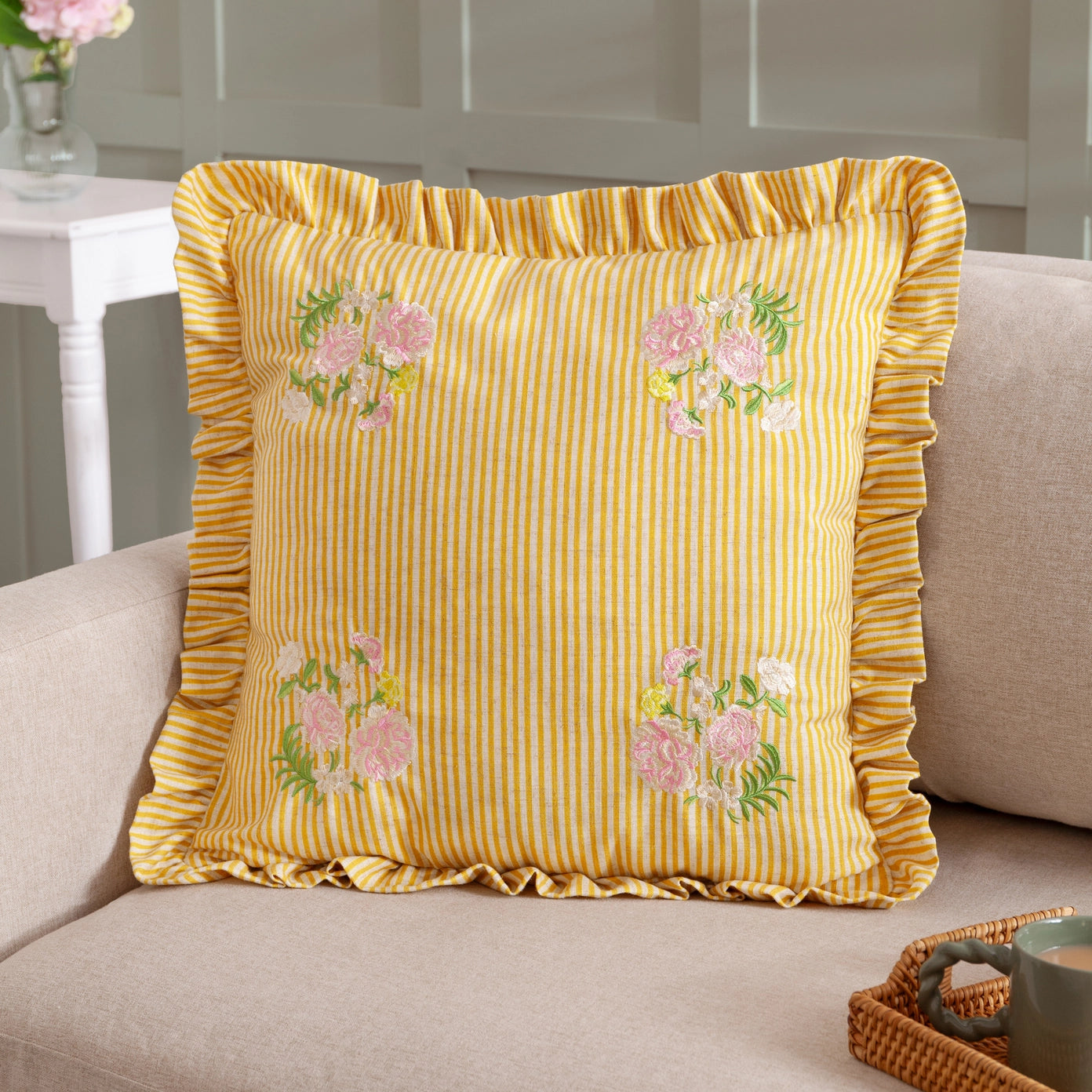 Coussin carre 50x50 cm - Volants Brodé Martha Jaune