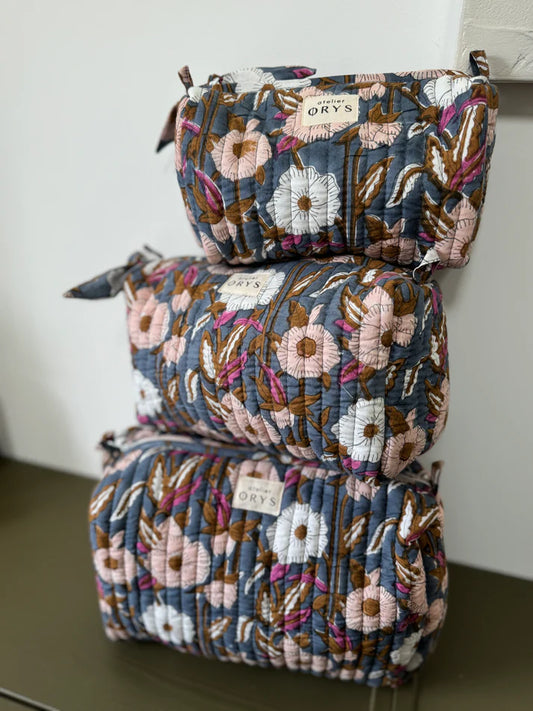 Trousse de beauté ou de toilette en tissu matelassé fleuri bleu gris - Olympe Bleu encre