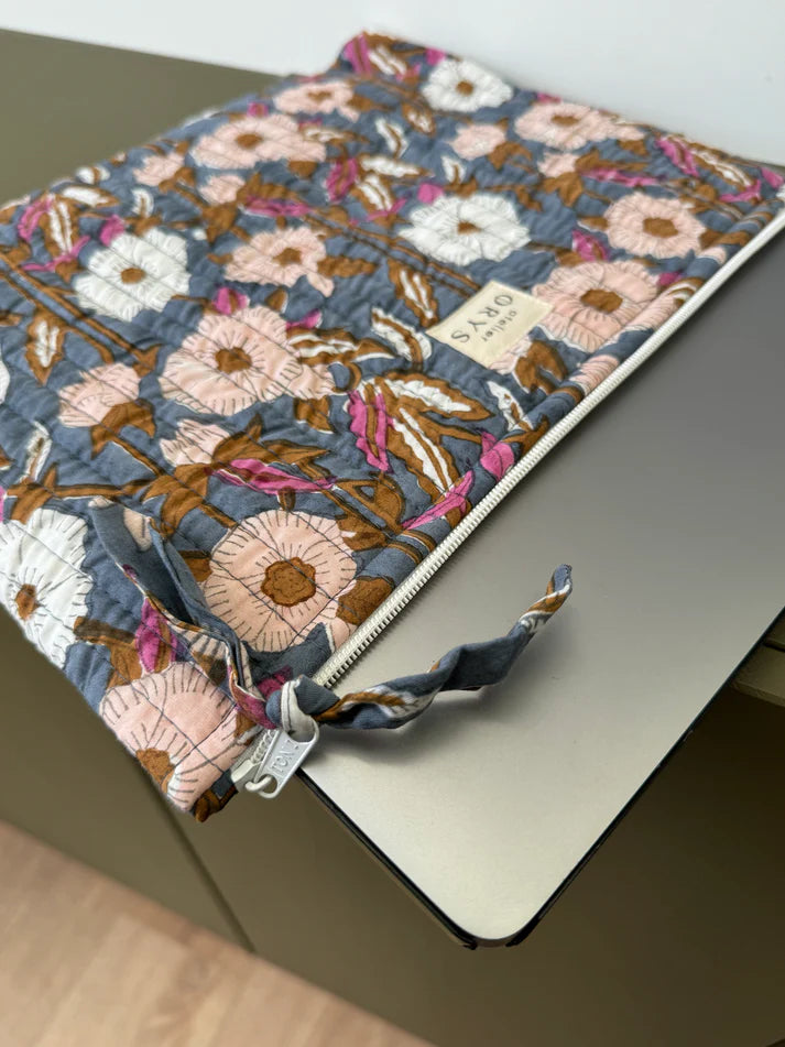 Pochette matelassée pour ordinateur en tissu blockprint, motif fleurs bleu gris- Olympe Bleu encre