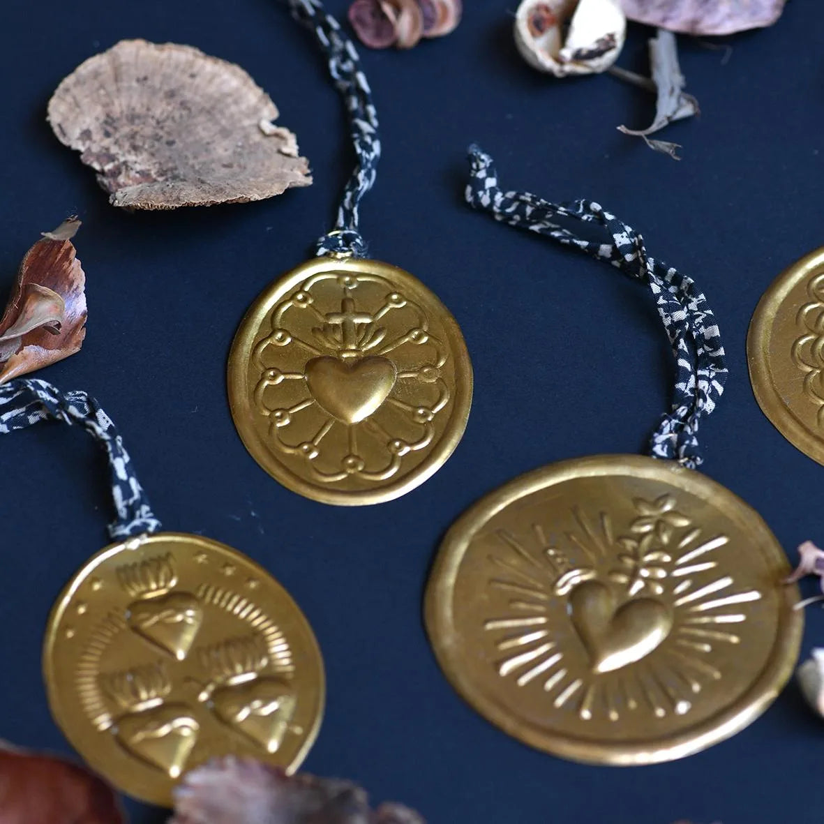 Pampilles médaillons ex-votos à suspendre