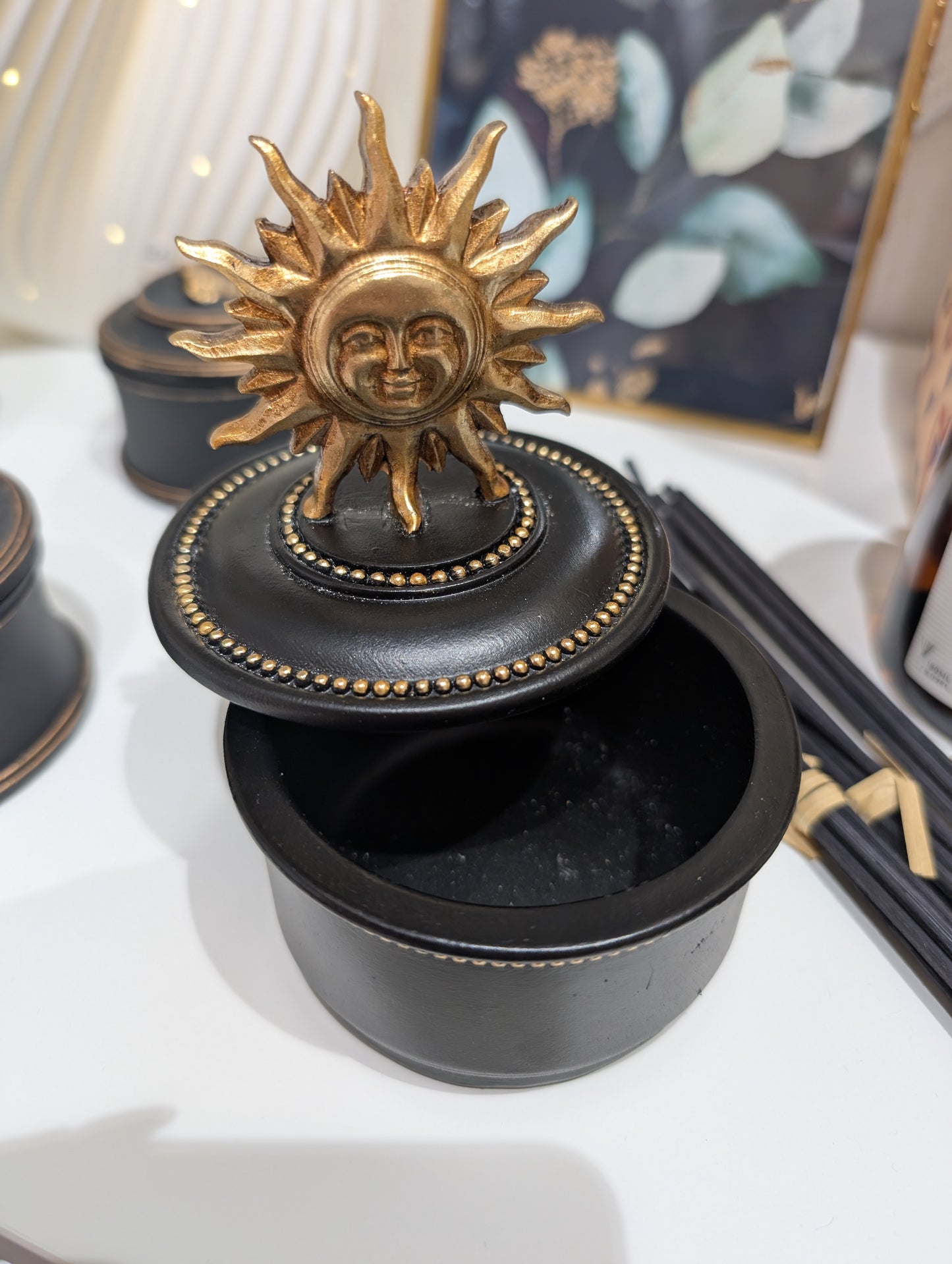 Boite soleil noir et doré