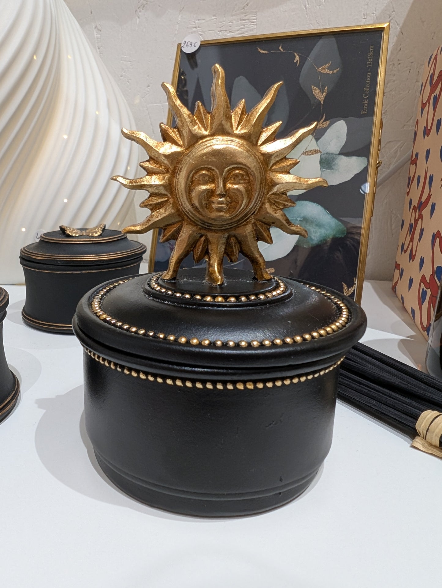 Boite soleil noir et doré